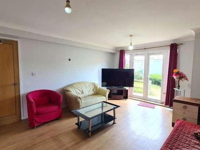 Flat for sale in London Borough of Hounslow, Greater London