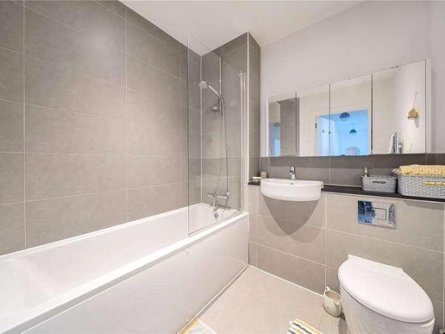Flat for sale in London Borough of Ealing, Greater London