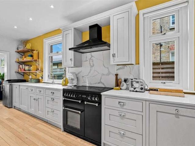 Flat for sale in Strand-on-the-Green, Greater London