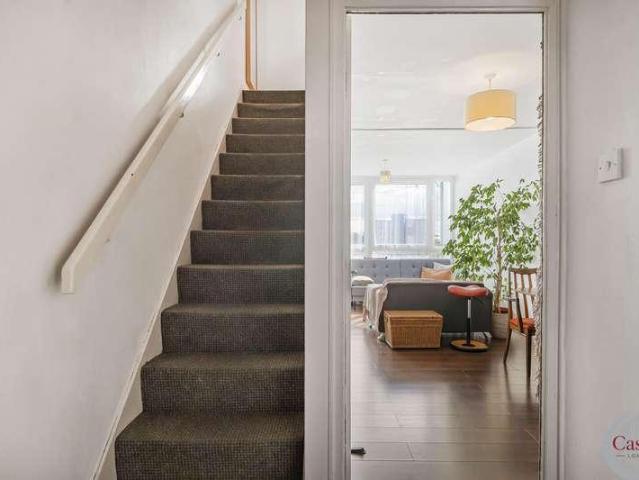 Flat for sale in London Borough of Hackney, Greater London