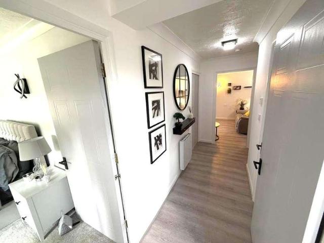 Flat for sale in London Borough of Hounslow, Feltham