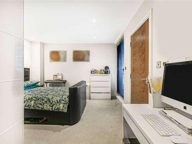 Flat for sale in New Barnet, Greater London