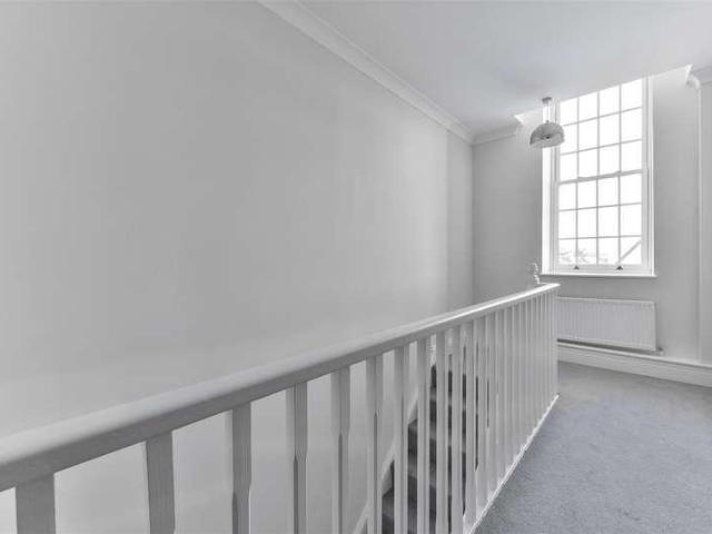 Flat for sale in West Ewell, Epsom