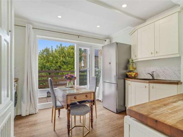 Flat for sale in Clapham Junction, Greater London