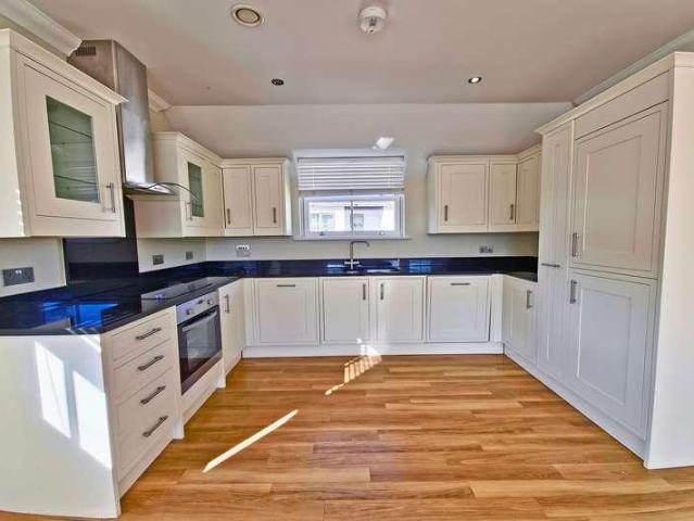 Flat for sale in Katesgrove, Reading