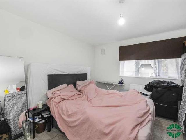 Flat for sale in E7, London