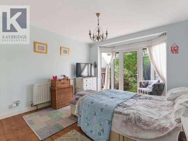 Flat for sale in Worcester Park, Greater London