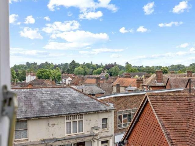 Flat for sale in Fole, Surrey