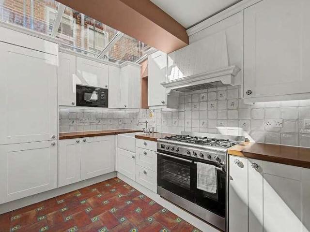 Flat for sale in Golders Green, Greater London