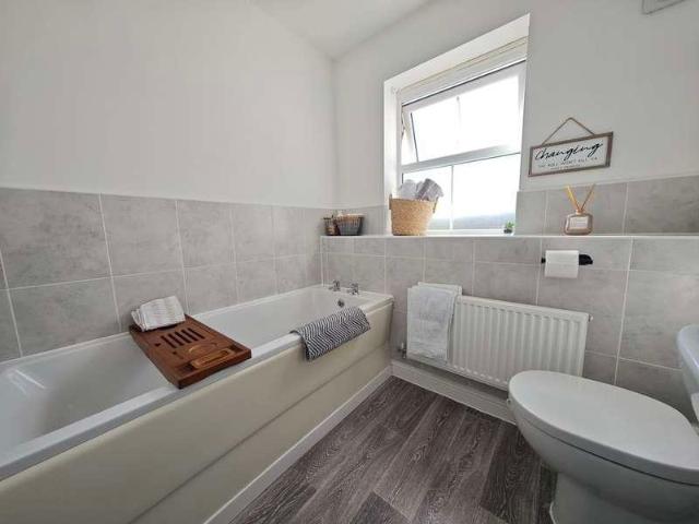 Flat for sale in Garlands