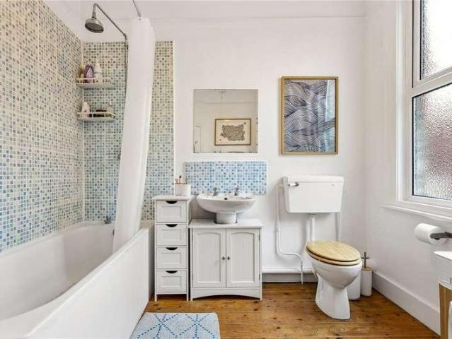 Flat for sale in London Borough of Wandsworth, Greater London