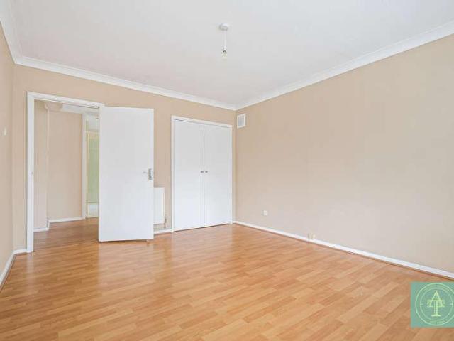 Flat for sale in Cockfosters, Greater London