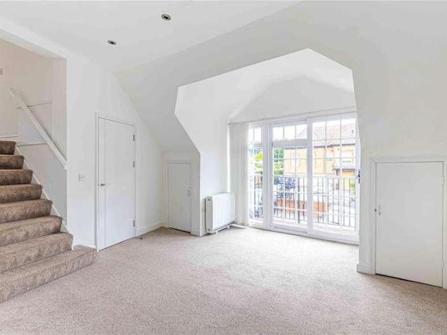 Flat for sale in Connaught Park, Bushey