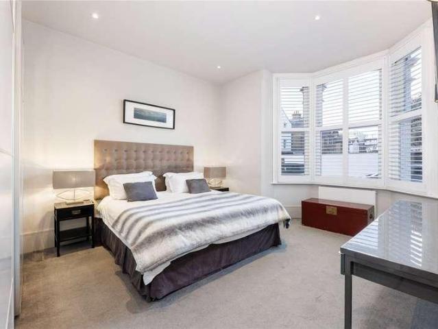 Flat for sale in London Borough of Wandsworth, Greater London
