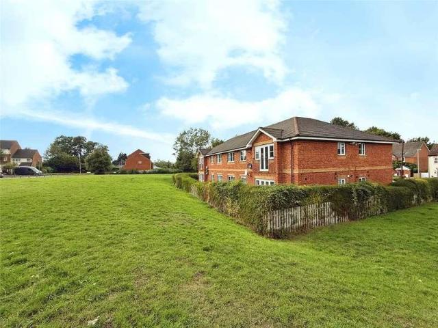 Flat for sale in Emmbrook, Wokingham