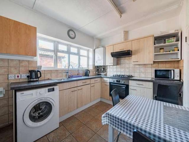 Flat for sale in London Borough of Ealing, Greater London