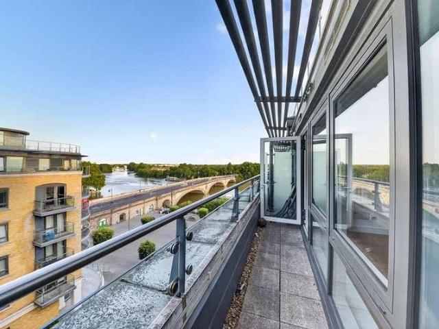 Flat for sale in London Borough of Hounslow, Strand