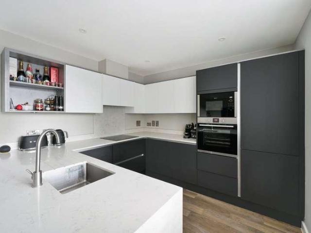Flat for sale in Hillview, Surrey
