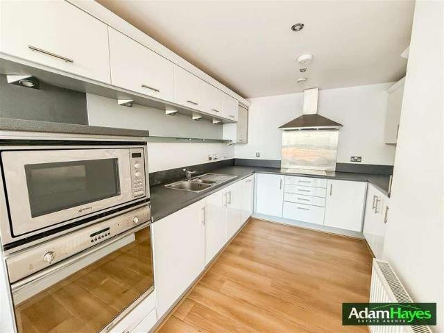 Flat for sale in North Finchley, Greater London