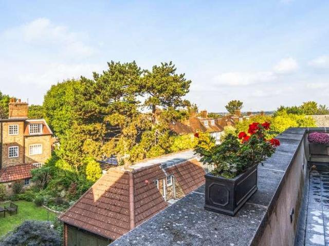Flat for sale in Fortis Green, Greater London