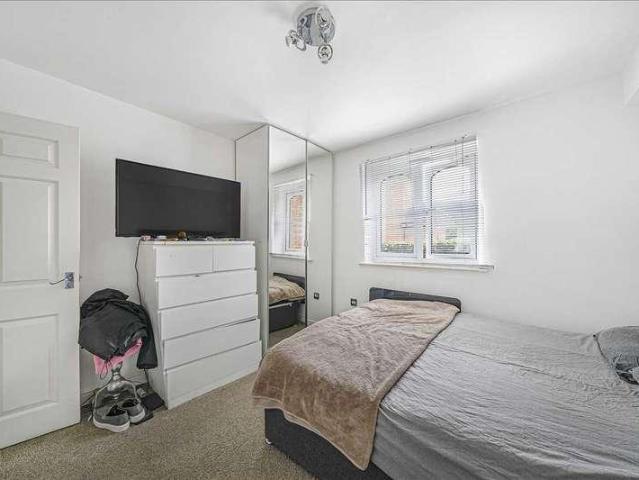 Flat for sale in Monks Orchard, Kent