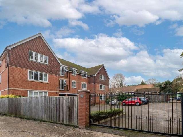Flat for sale in Red Hill, Surrey