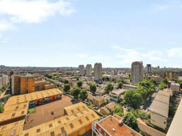 Flat for sale in Isle Of Dogs, Greater London