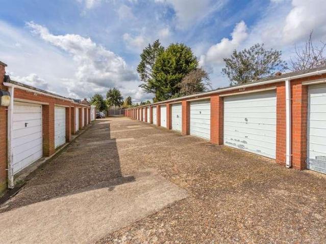 Flat for sale in Cockfosters, Greater London