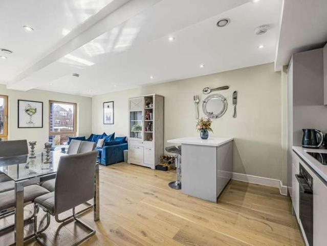 Flat for sale in Henley-on-Thames, Berrick Salome