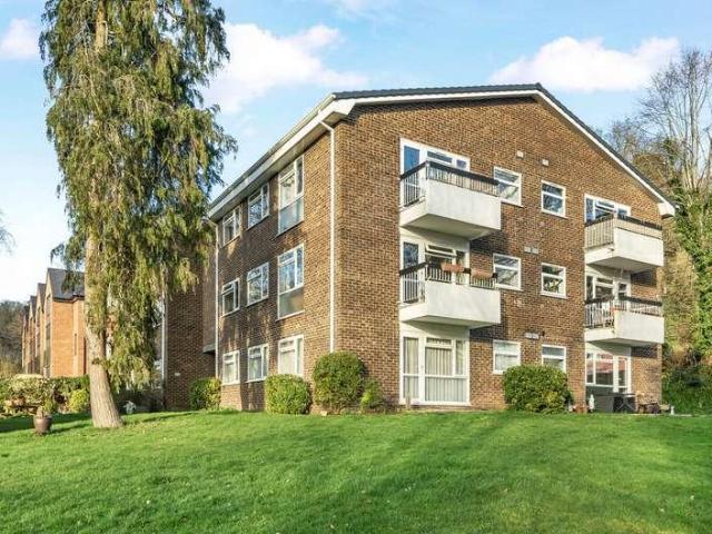 Flat for sale in Binscombe, Fole