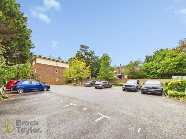 Flat for sale in Lucastes, Perryfields