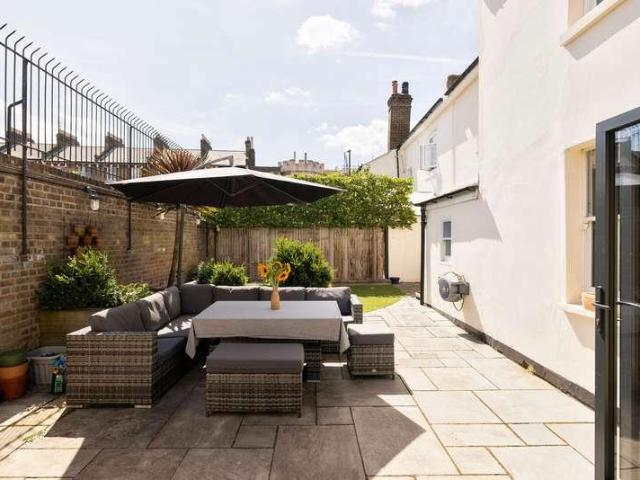 Flat for sale in Vauxhall, Greater London