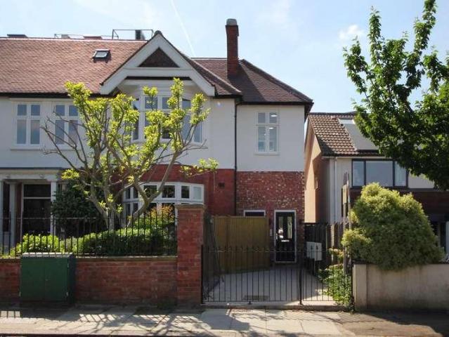 Flat for sale in London Borough of Ealing, Perivale