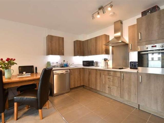Flat for sale in South Hornchurch, Greater London