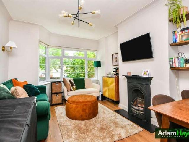 Flat for sale in West Finchley, Greater London
