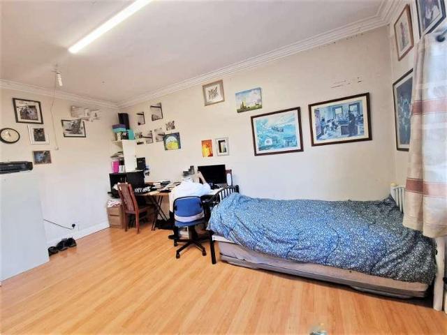 Flat for sale in Temple Fortune, Greater London