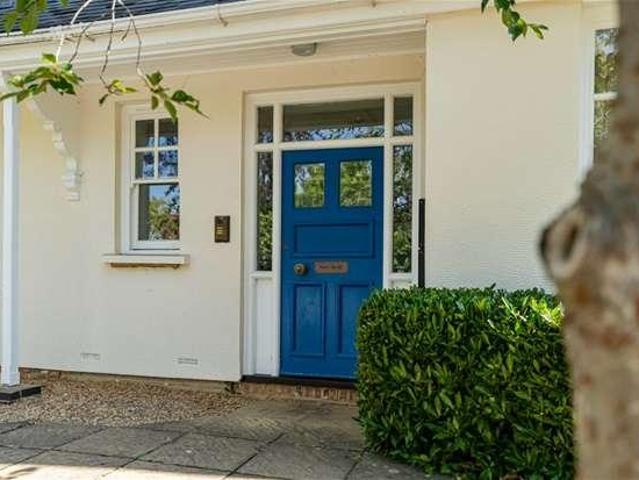 Flat for sale in Hatching Green, Five Acres
