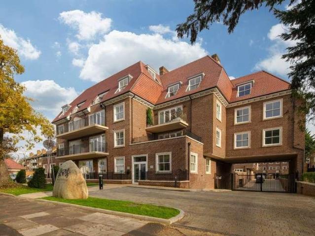 Flat for sale in Whetstone, Greater London