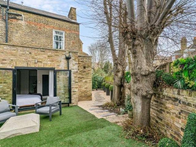 Flat for sale in London Borough of Hounslow, Strand