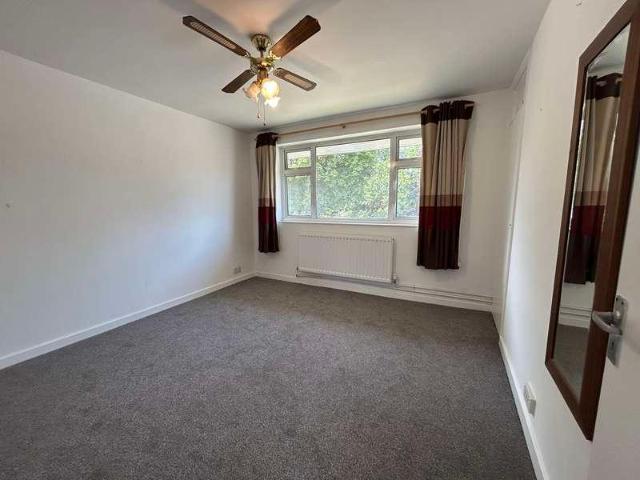Flat for sale in Pachesham Park, Surrey