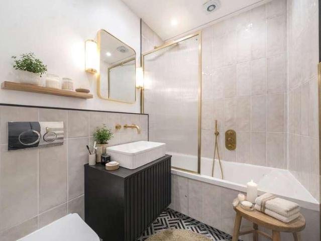 Flat for sale in London Borough of Ealing, Greater London