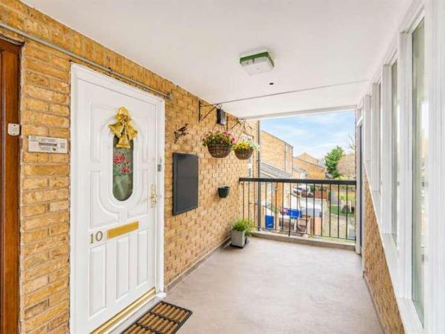 Flat for sale in London Borough of Hounslow, Greater London