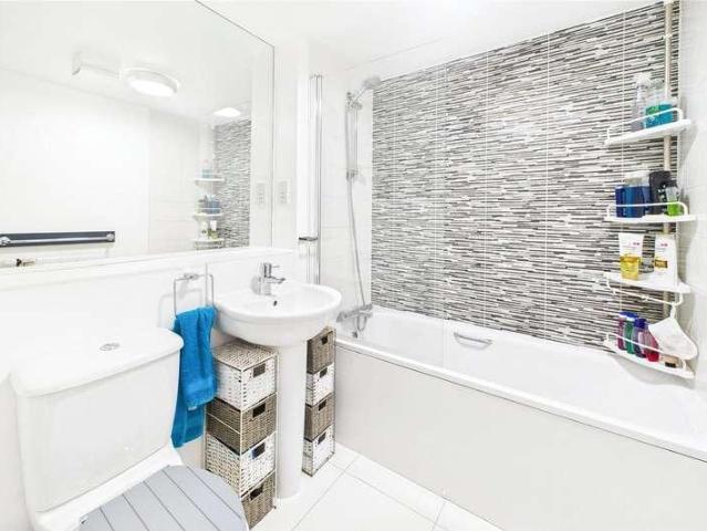 Flat for sale in Emmbrook, Wokingham