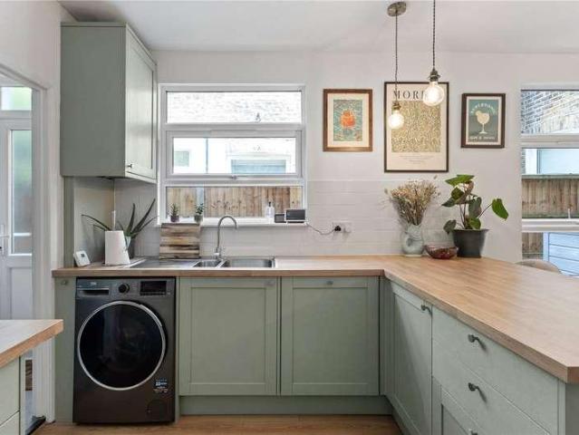 Flat for sale in Furzedown, Greater London