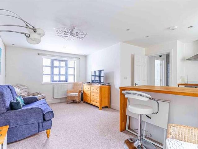 Flat for sale in Kings Langley, Dacorum