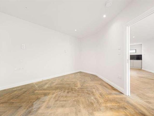 Flat for sale in West Norwood, Greater London