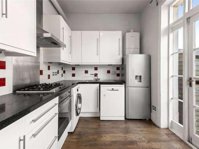 Flat for sale in Furzedown, Greater London