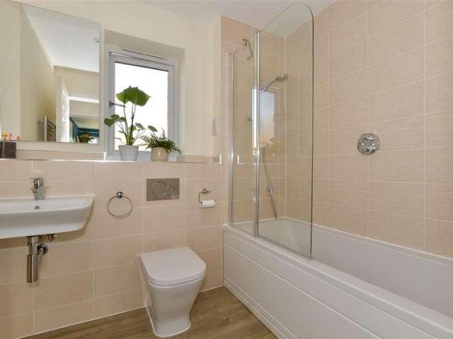 Flat for sale in Kilnwood Vale, Horsham