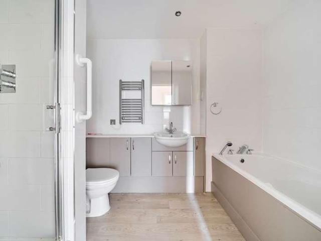 Flat for sale in Milford, Fole