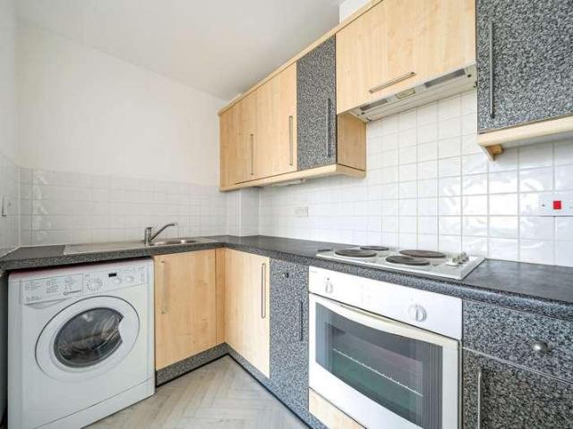 Flat for sale in Norbiton, Greater London
